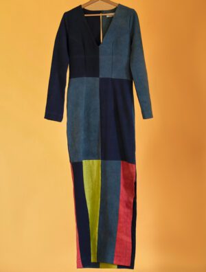 La robe TUBE COLOR BLOCK NITA 100% coton, fait main. Matières utilisées : toile tissée main, fil 40/2. Col V, dans une matière proche du denim, la robe TUBE COLOR BLOCK NITA, est Légèrement ouverte dans le dos, et peut se porter en journée avec des baskets, ou en soirée pour un côté plus glamour. 100% personnalisable, au niveau des couleurs mais aussi des matières.